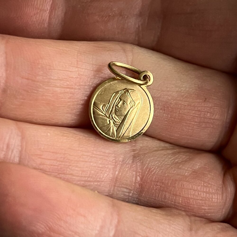 14k yellow gold Virgin Mary pendant - Picture 2 of 4